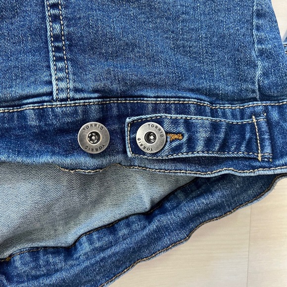 Torrid Jean Jacket Womens Plus Size 2X Blue Trucker Stretch Distressed - Picture 10 of 14